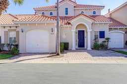 Ideally located courtyard villa (329641)