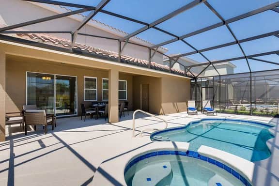 Poolside Paradise! (383102)